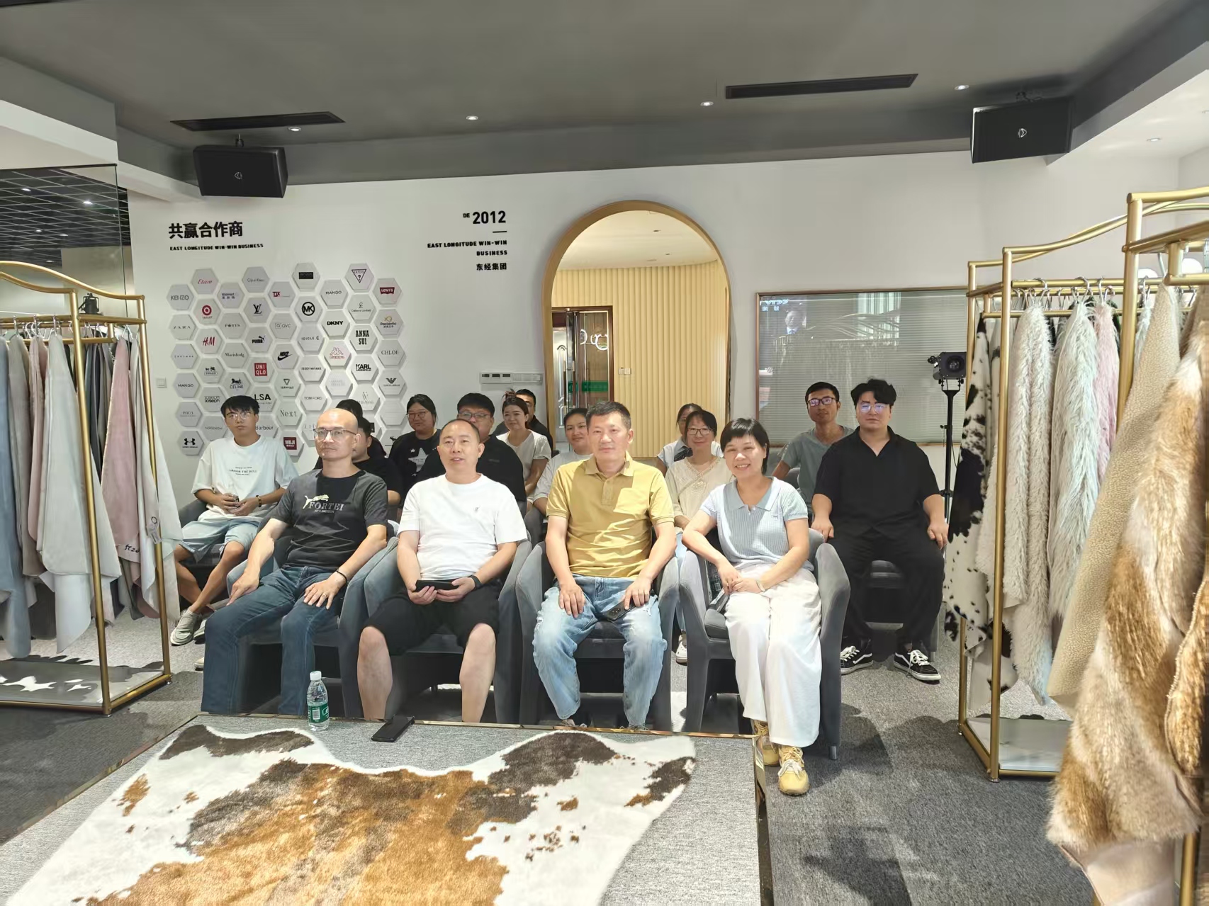 【铭记历史，踔厉奋发 —— 东经集团总经理组织营销部全体人员观看九三大阅兵，共忆峥嵘岁月】